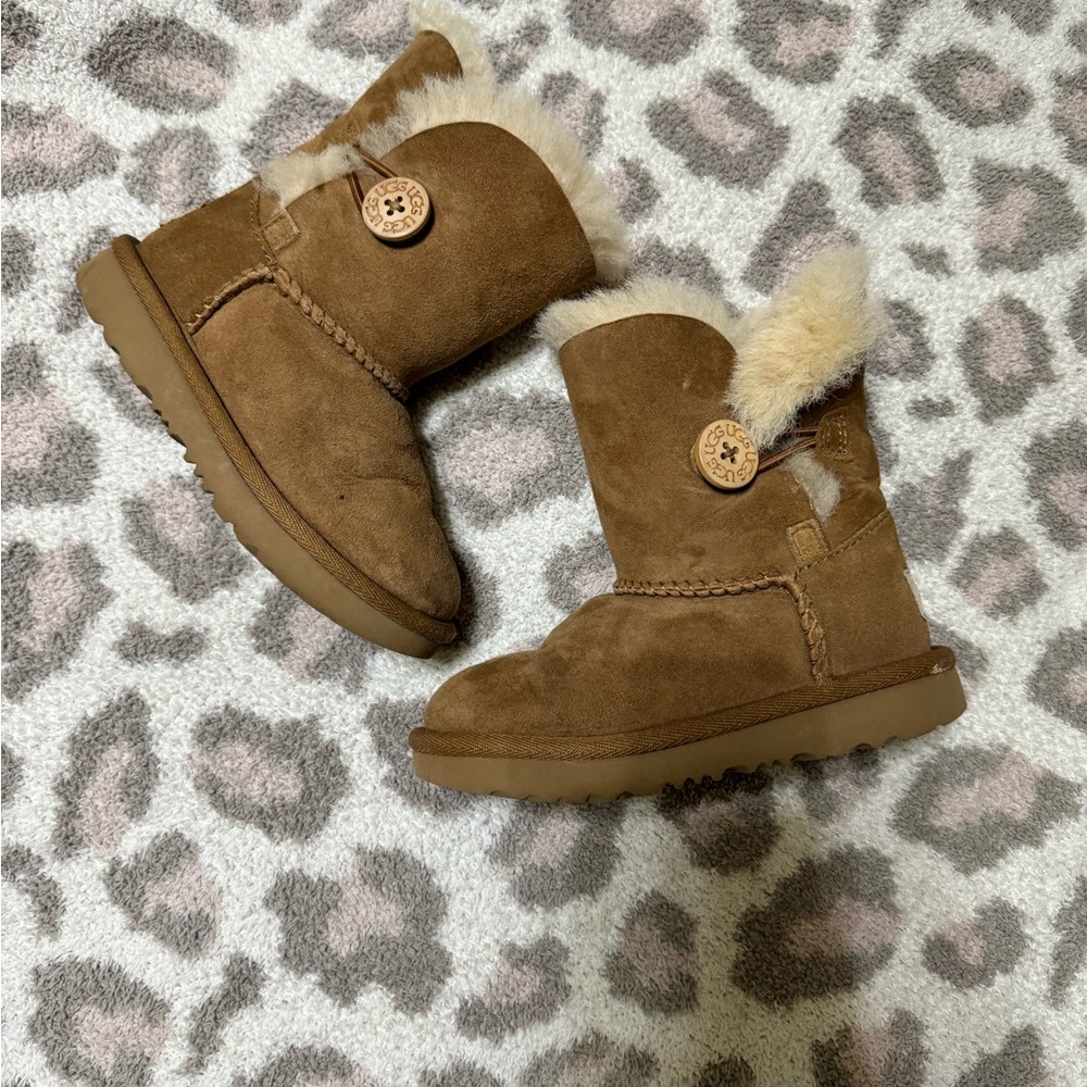 UGG Bailey Button